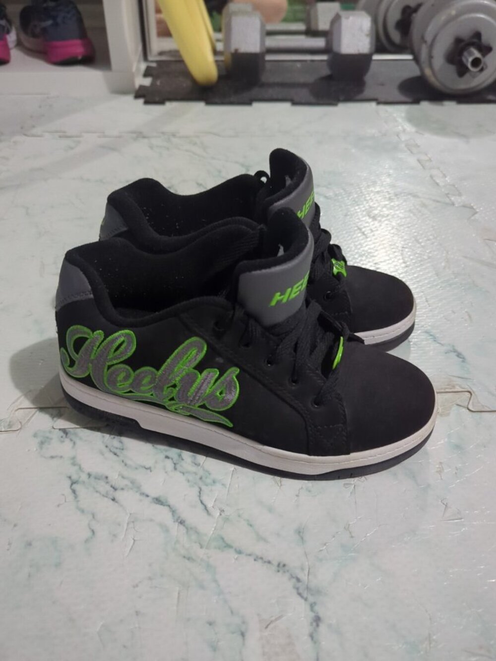 Heelys Youth Size 6 Green/Black ( No Tool Or Covers) Excellent Condition
